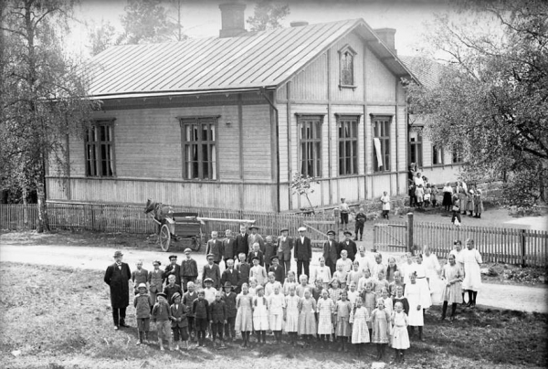 Anselm Laakson viime vuosisadan alkupuoliskolla ottamassa kuvassa ollaan Yläneen kirkonkylän koulun edustalla.